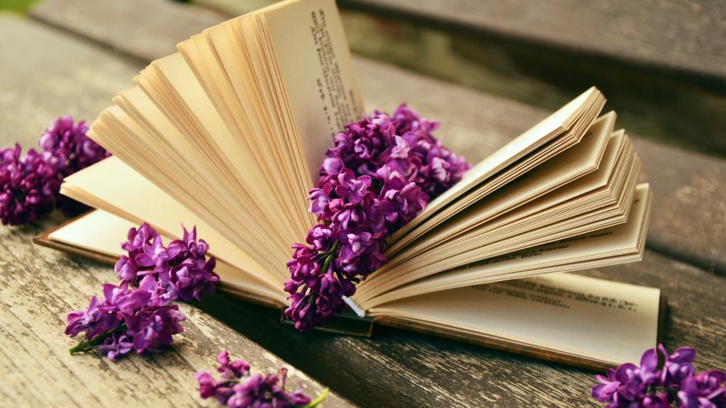 散落在书本上的紫丁香