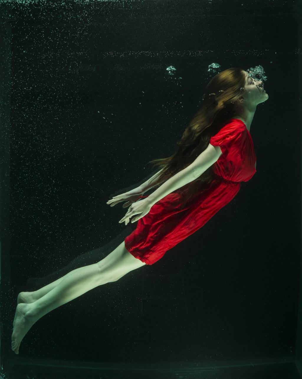 在水下高清壁纸红色弹性腰连衣裙的女人