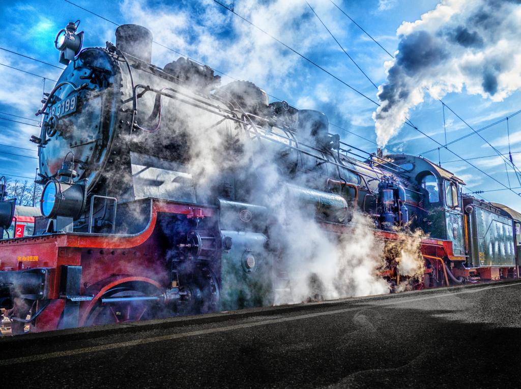 在白天时间高清壁纸下起飞的热气腾腾的火车的照片