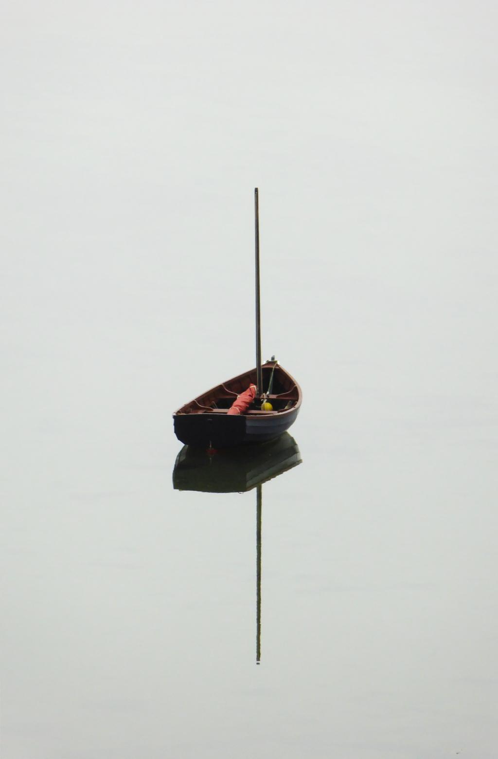 黑色的独木舟用水身上的反射高清壁纸