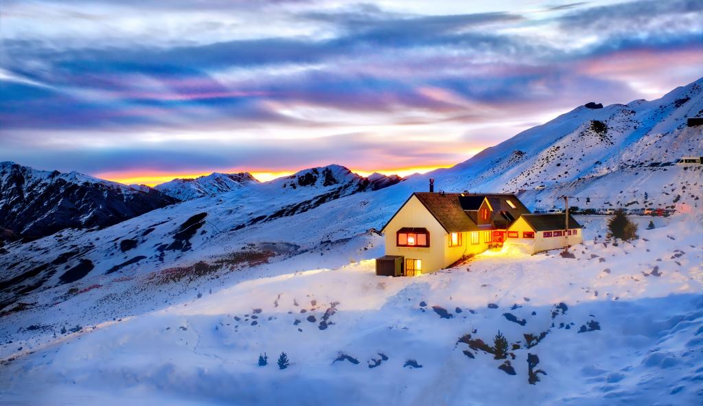 米色和棕色的房子,在雪涂山高清壁纸