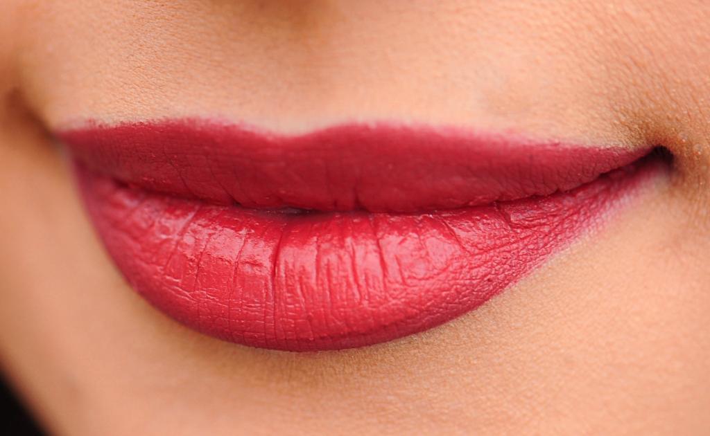 女人的嘴唇与红色的口红高清壁纸