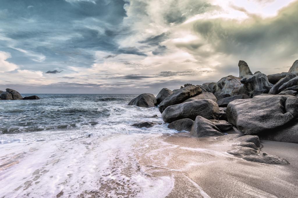 岩石旁边海滩,苏梅岛高清壁纸