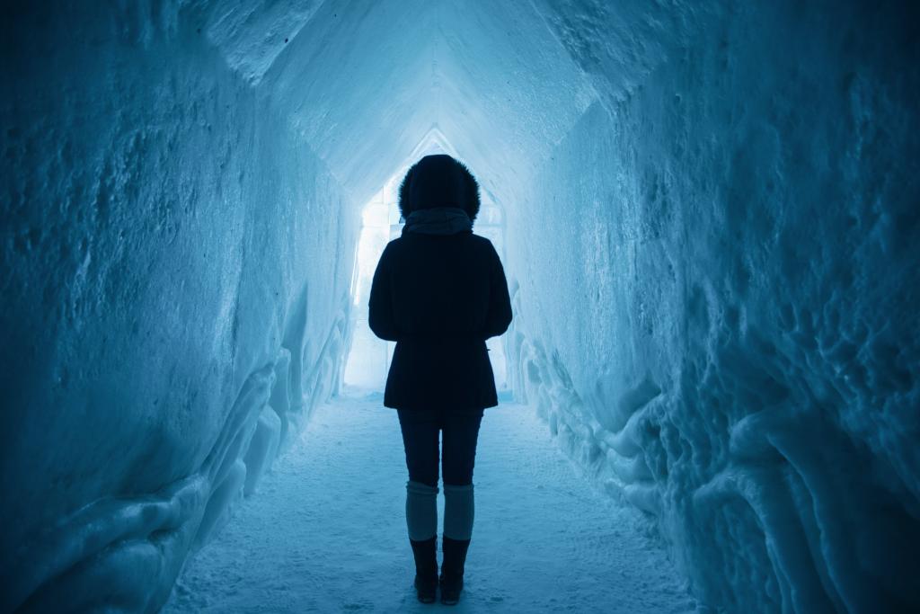 女人站在洞内的雪高清壁纸的侧面影像