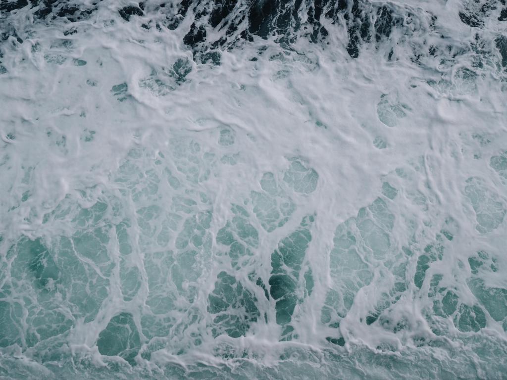 鸟瞰图海洋波浪高清壁纸的照片
