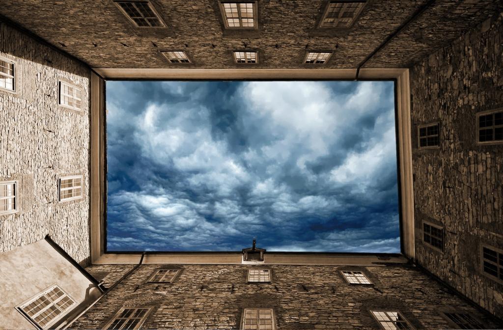 4混凝土建筑顶上阴郁的云层照片高清壁纸