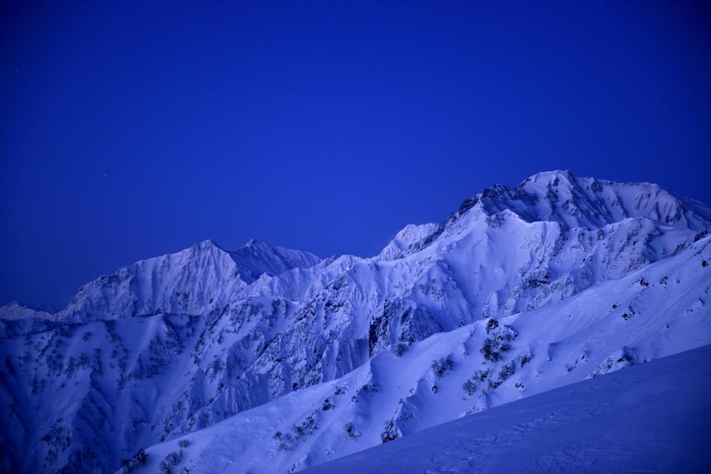 白雪皑皑的山脉照片高清壁纸