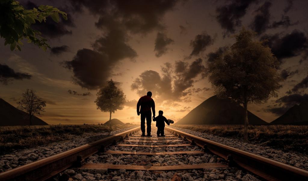 男人和男孩走在铁路高清壁纸的轮廓