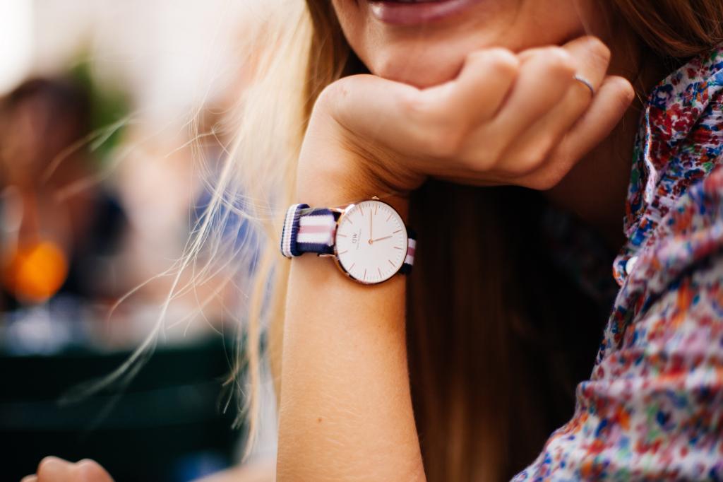 女性佩戴圆形银色模拟手表和彩色衬衫高清壁纸