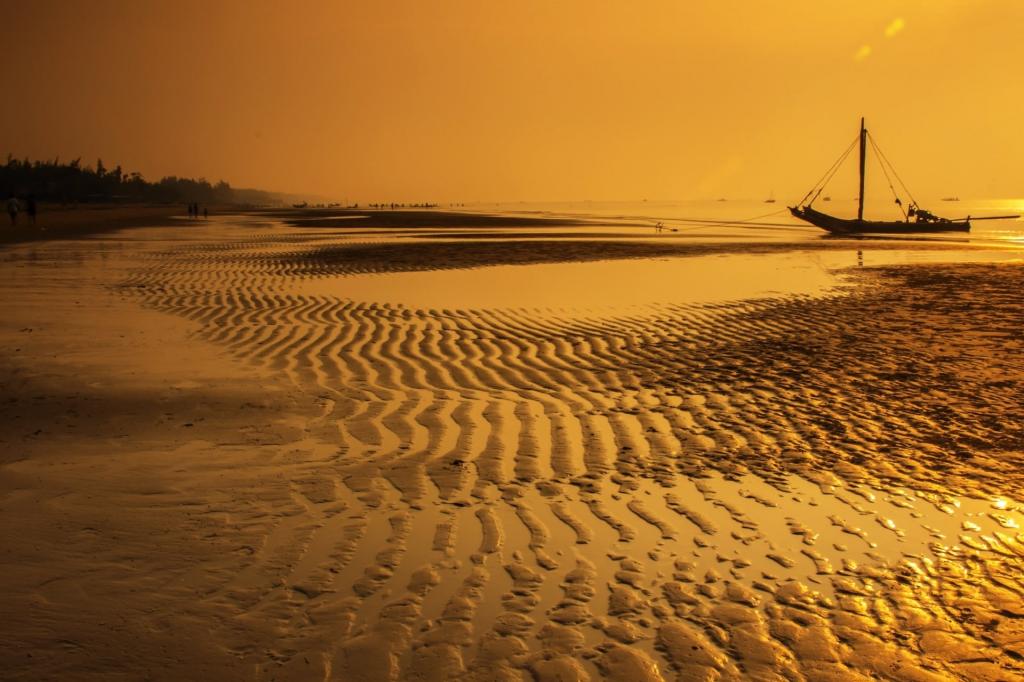 海滩岸边与帆船在黄金时间高清壁纸