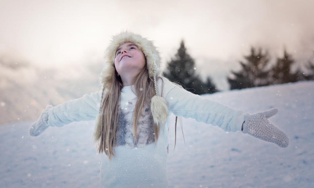 女孩在白色的毛衣站在白雪覆盖的区域期间白天高清壁纸