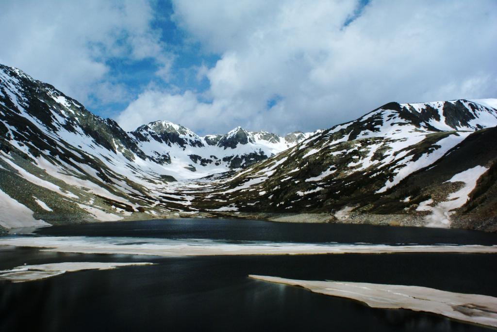 在白天的高清壁纸湖附近的白雪覆盖的山的照片