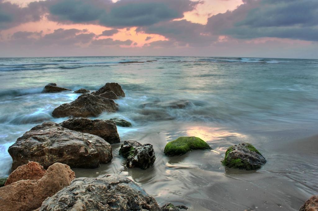在日落,凯撒利亚,以色列海边岩石形成高清壁纸