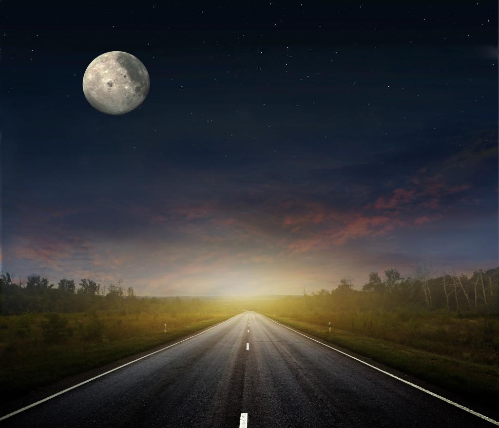 中秋月亮与笔直的公路