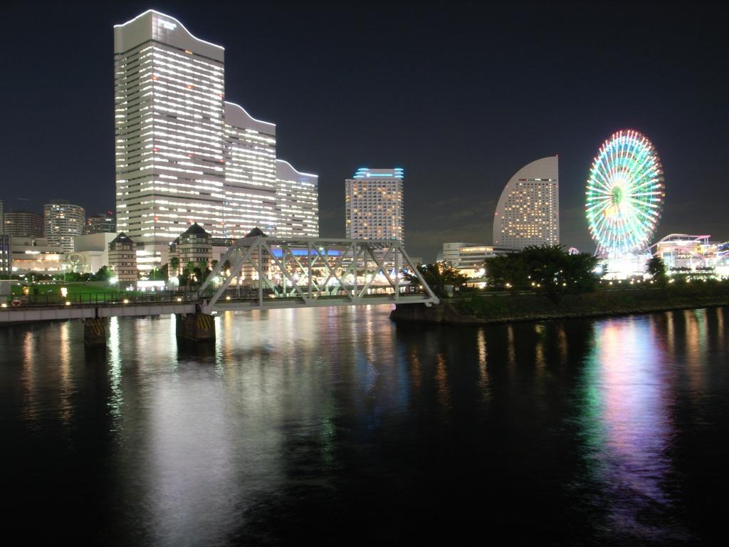 米色点燃混凝土建筑物在夜间时间附近的海,横滨高清壁纸