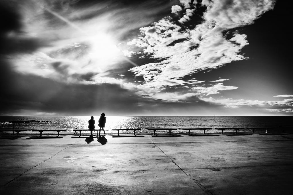 灰色照片f男人和女人在晴朗的天空下的海面前白天高清壁纸