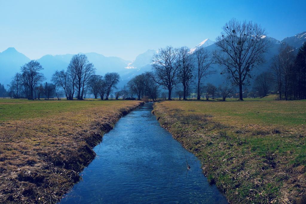 草地之间的水流,阿尔卑斯山高清壁纸