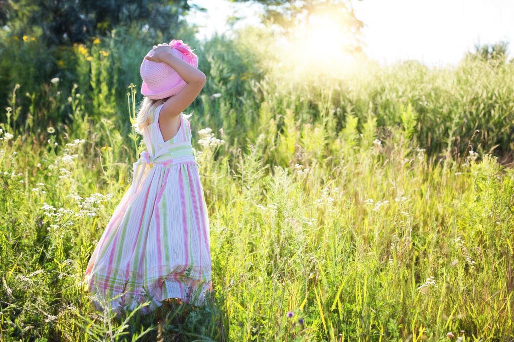 女孩在白色,绿色和粉红色的条纹无袖礼服包围植物高清壁纸