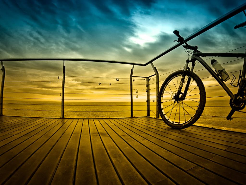 灰色和白色的硬顶山地自行车附近金属栏杆在金色的小时,巴塞罗那高清壁纸