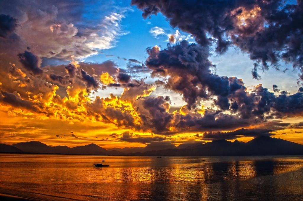 水和多云的天空在金色的小时高清壁纸的风景摄影