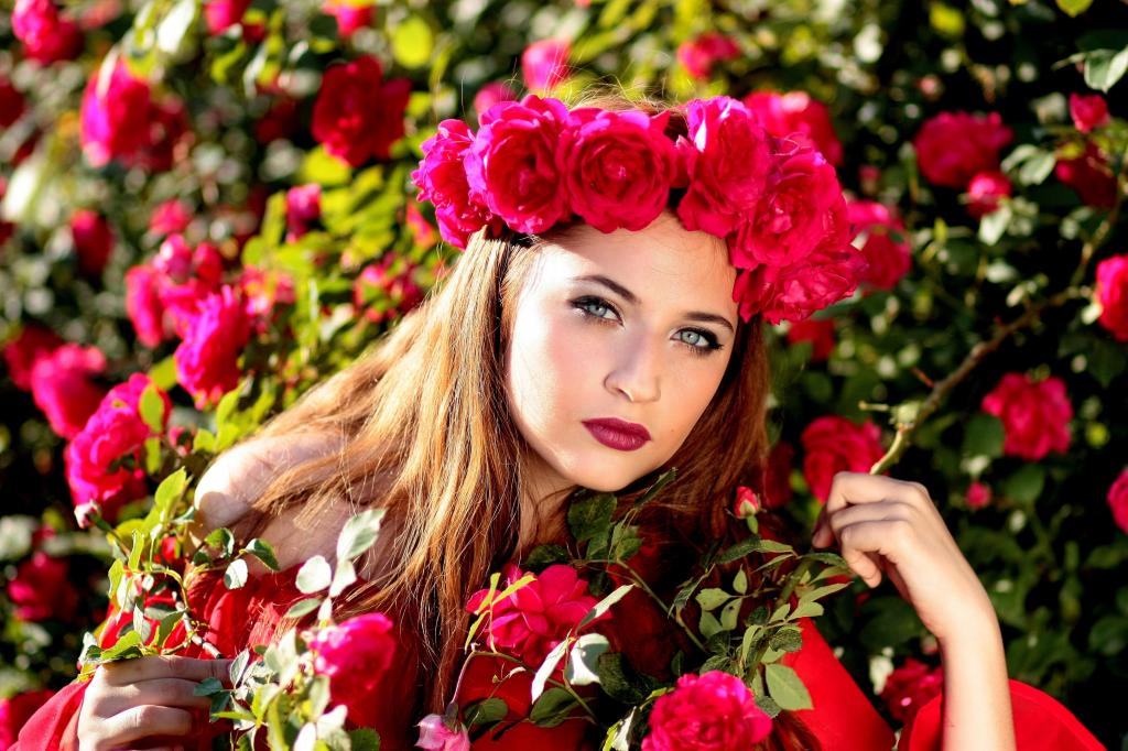 女人穿着红玫瑰头饰摆在红玫瑰花园修补程序高清壁纸
