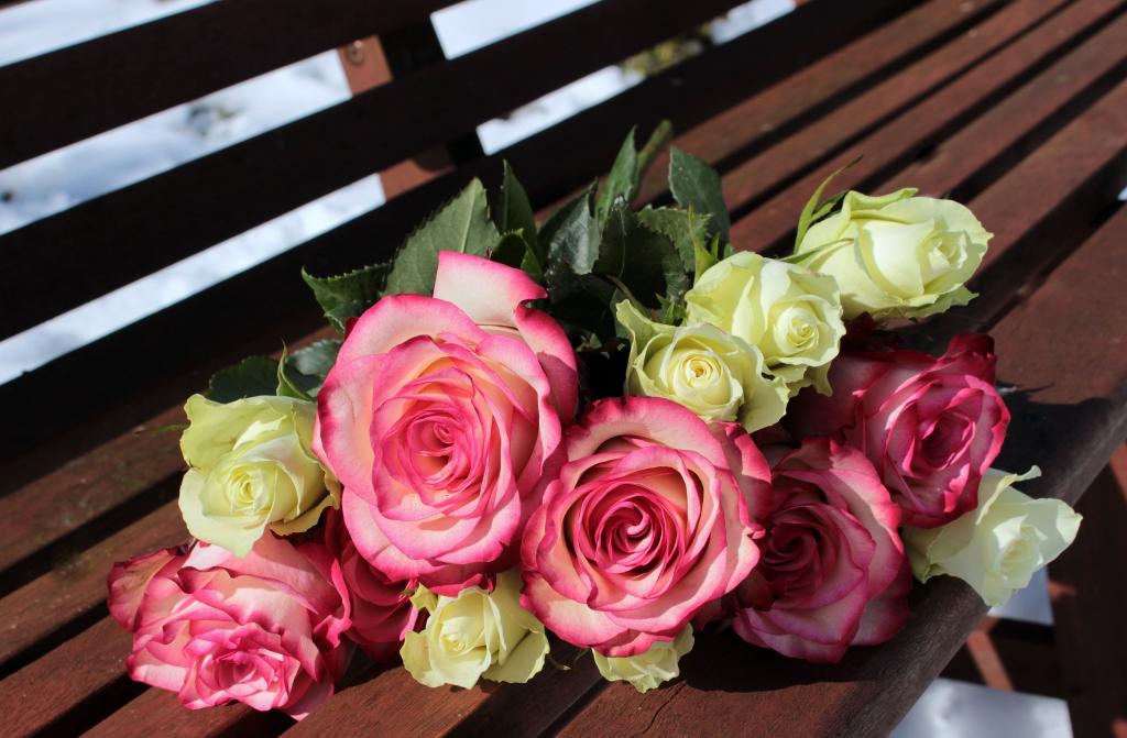 粉红色和白色的玫瑰花束棕色木凳上的照片高清壁纸