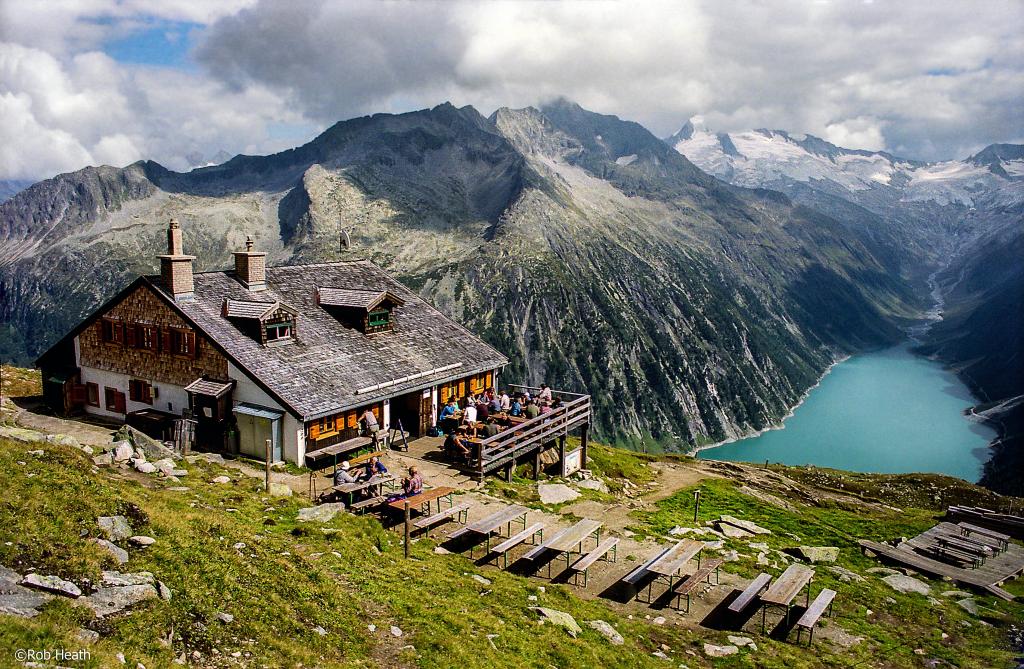 风景照片的灰色混凝土房子旁边山,齐勒阿尔卑斯山,迈尔霍芬高清壁纸