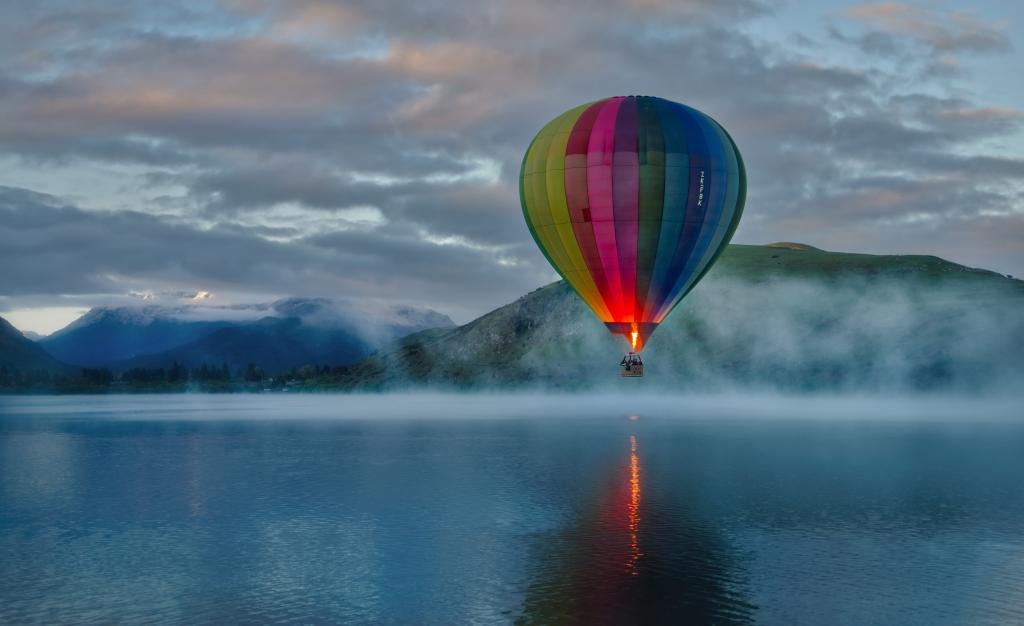 在多云的天空,湖海耶斯高清壁纸下的水体多彩多姿的热气球的股票摄影