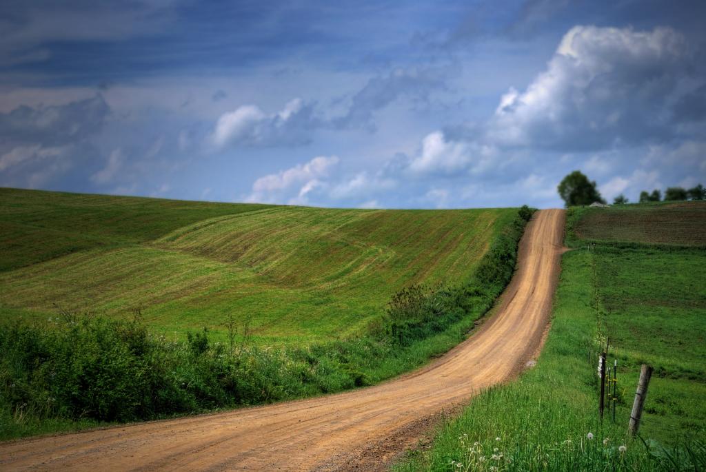在多云天空,宾夕法尼亚高清壁纸下的绿草之间的棕色路