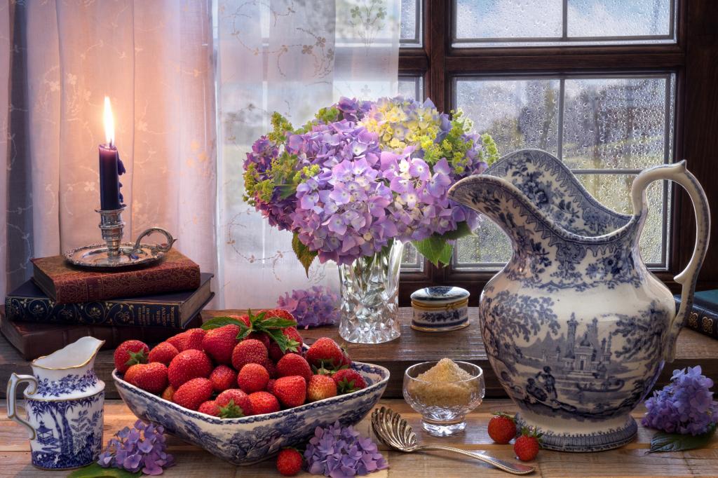 草莓,投手,蜡烛,绣球花,静物,浆果,糖,窗口,书籍,风格,鲜花