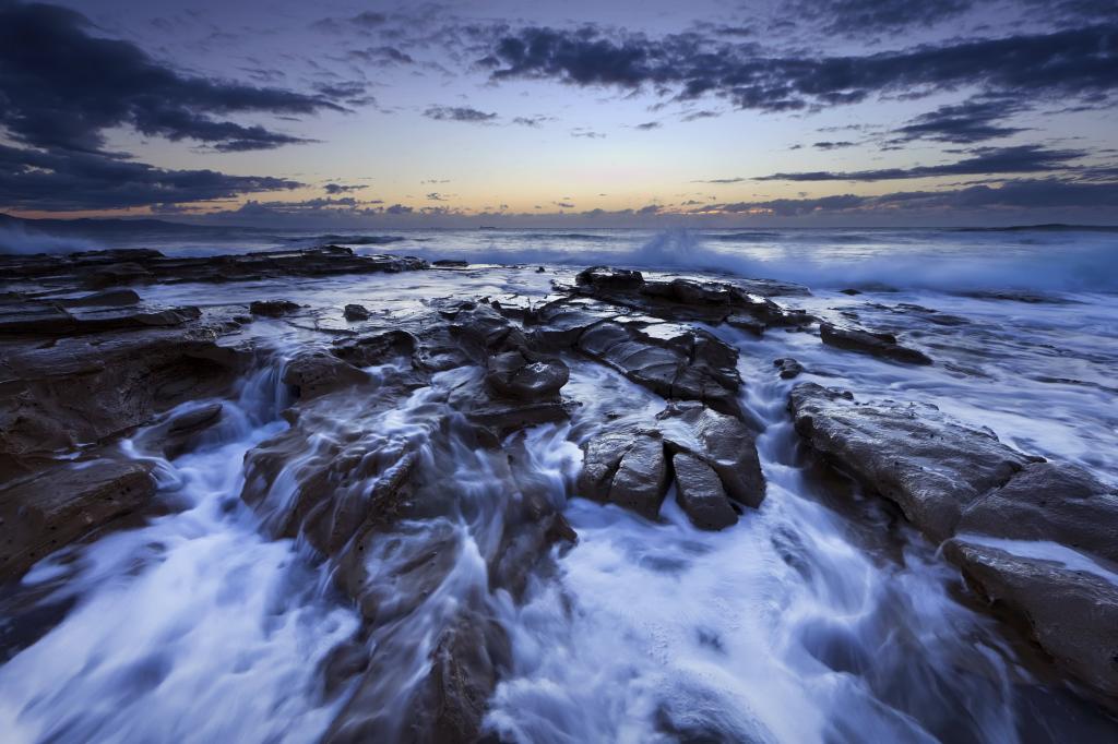 时间推移摄影的日出时的海上的岩石高清壁纸