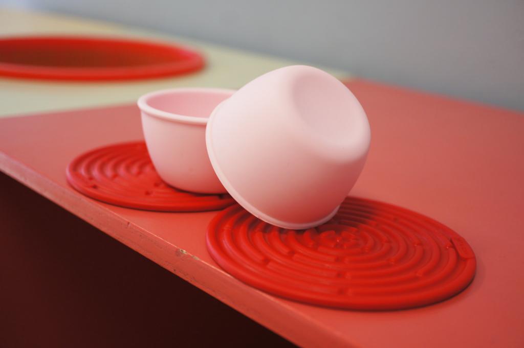 两个白色塑料碗红桌子上高清壁纸