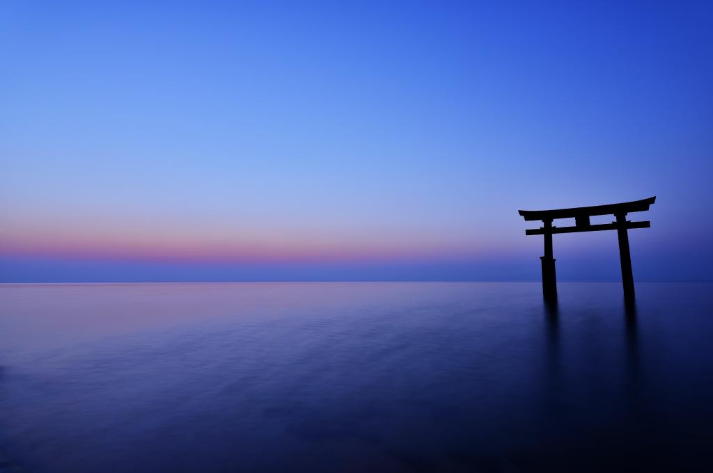 日本的鸟居,蓝色,大海,傍晚,海洋,天空,地平线,平静,日落