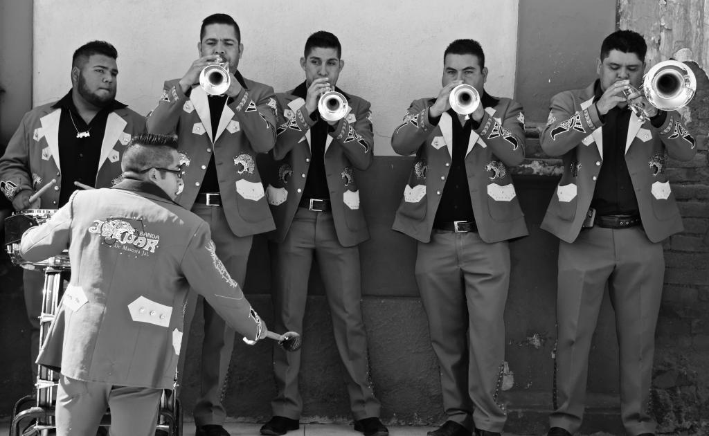 灰度摄影的男人玩萨克斯管,mascota,墨西哥高清壁纸