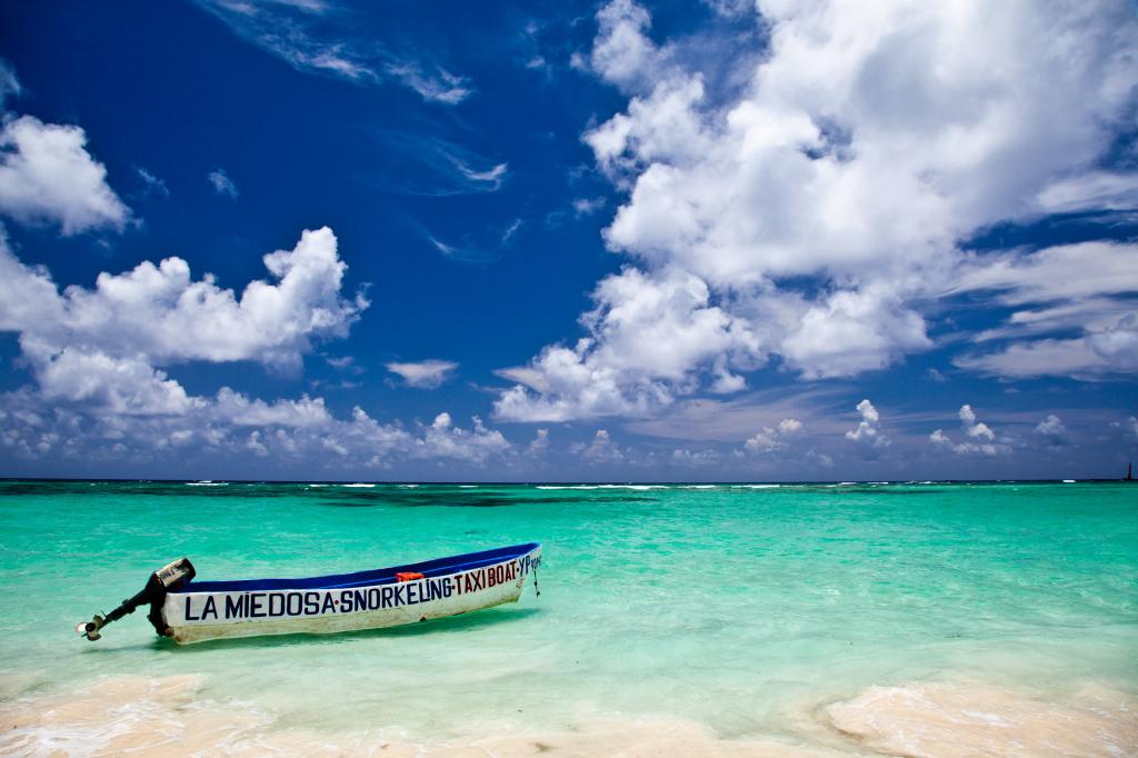 白色和蓝色的独木舟在海边白天,蓬塔卡纳,多米尼加共和国高清壁纸