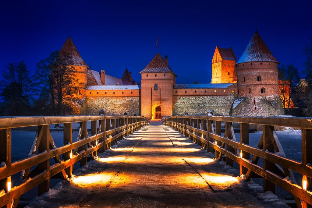 在夜间,特拉凯高清壁纸桥走廊照片砖砌的城堡
