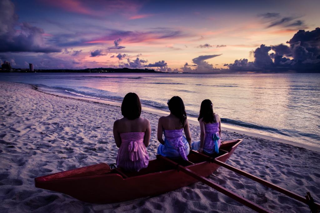 三名女子骑在水附近的沙滩上独木舟高清壁纸的身体