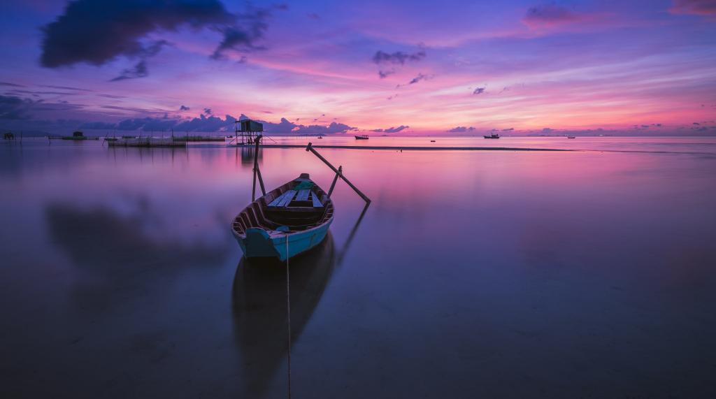 紫色的天空下的水体上的独木舟船的照片高清壁纸