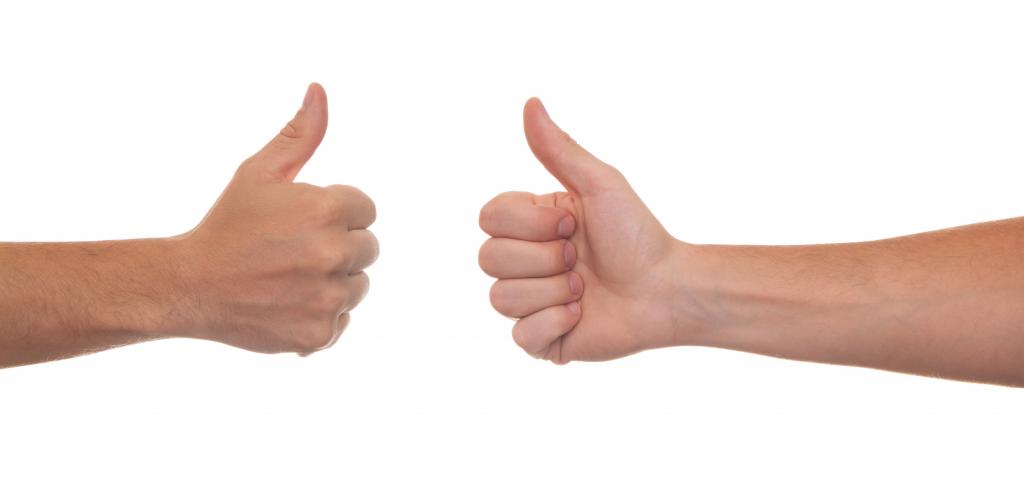 两个人的手做竖起大拇指的手势高清壁纸