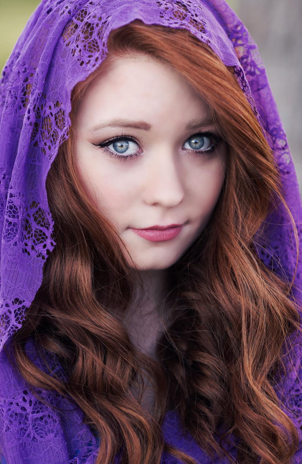 金色头发的女人穿着紫色的面纱高清壁纸