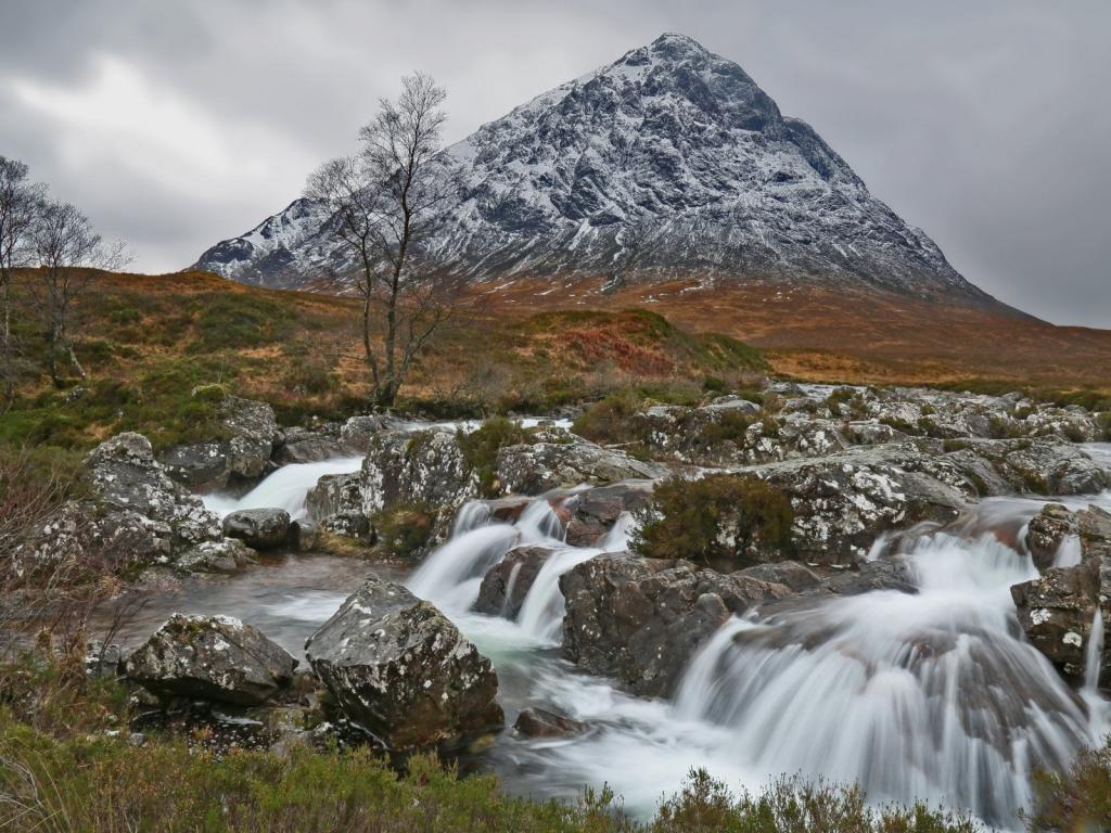 时间推移摄影的山峰附近的瀑布,苏格兰高清壁纸