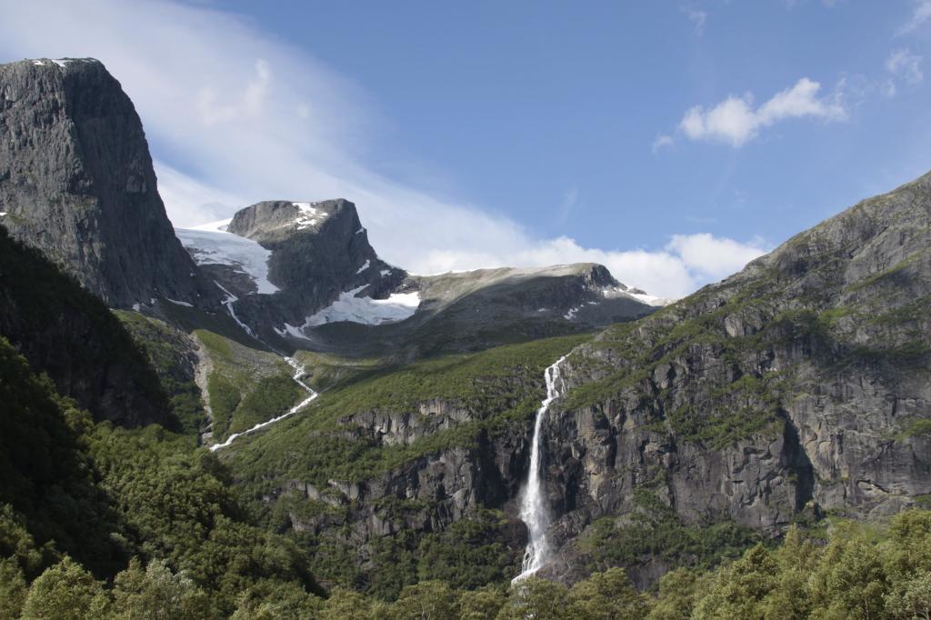 灰色和绿色山与瀑布在蓝天下,挪威高清壁纸