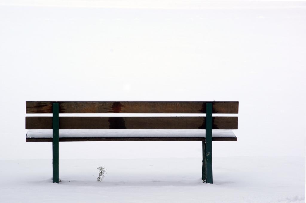棕色的木制公园长椅上雪高清壁纸