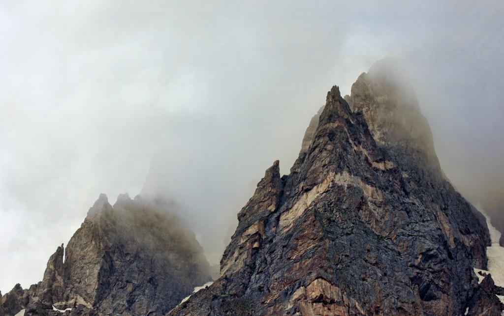 朦胧的山顶覆盖着有雾的时间,翡翠湖高清壁纸