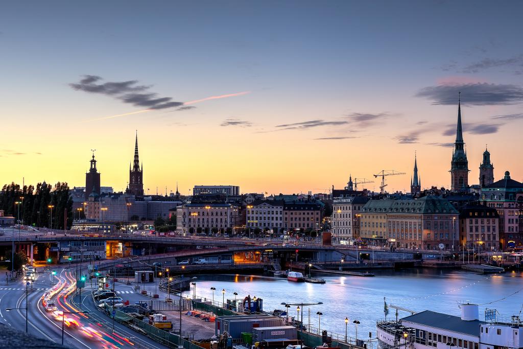 高层建筑航拍在金色的小时,斯德哥尔摩高清壁纸