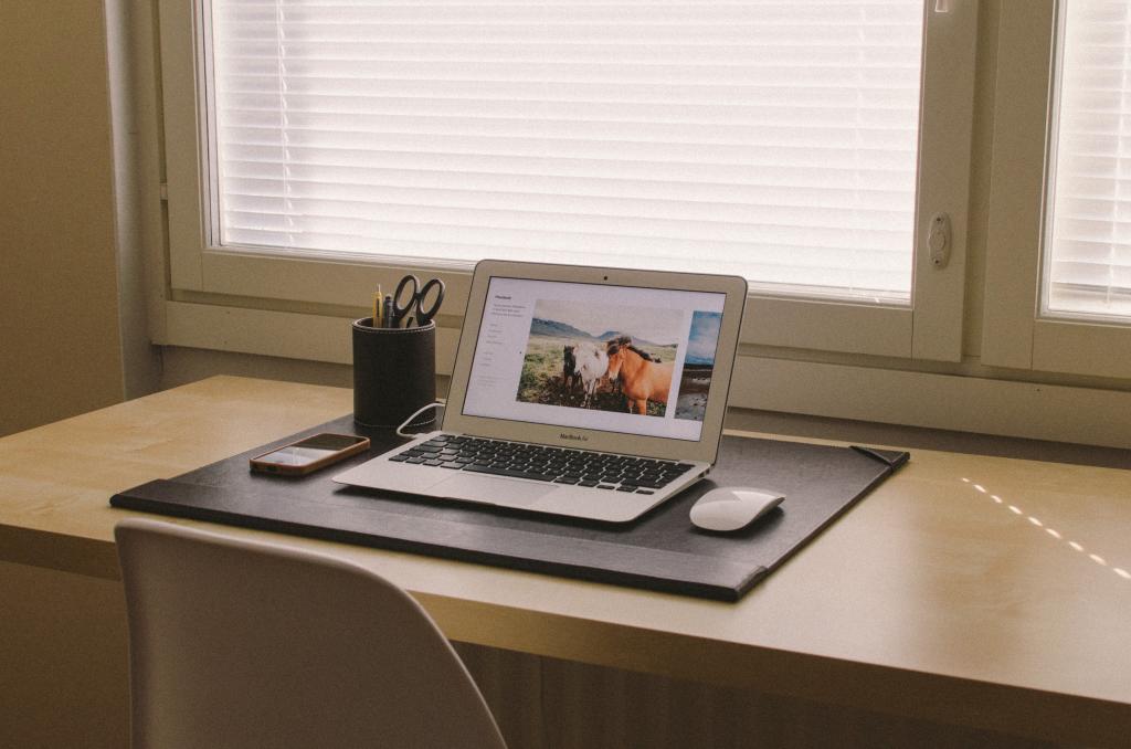 Macbook Air转身在棕色木桌高清壁纸上的苹果魔术鼠标旁边