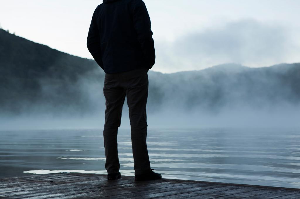 男人站在雾湖高清壁纸的侧面影像