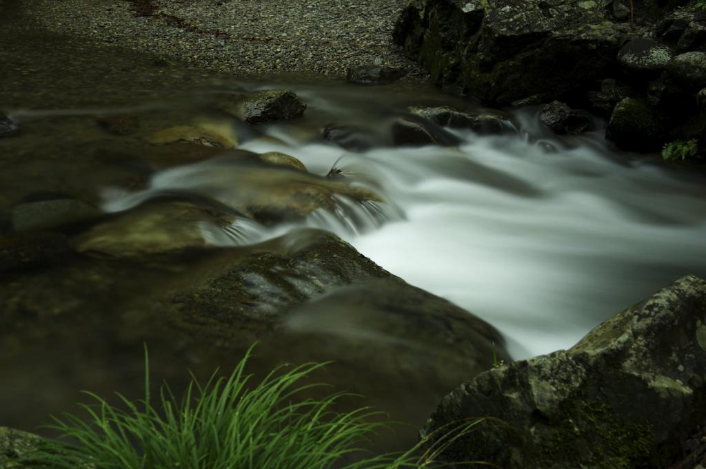 关闭岩石围拢的河摄影HD墙纸