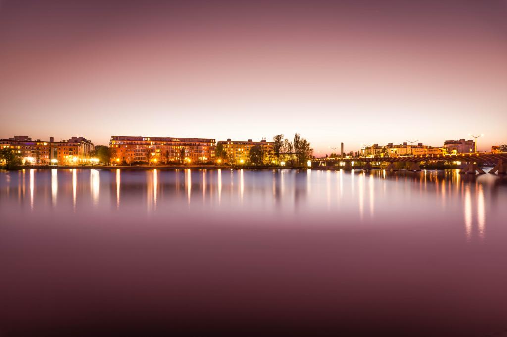 褐色的灯光建筑附近的水景观照片高清壁纸