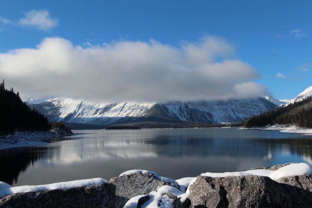 在白天,上部kananaskis湖高清壁纸的白雪山的照片